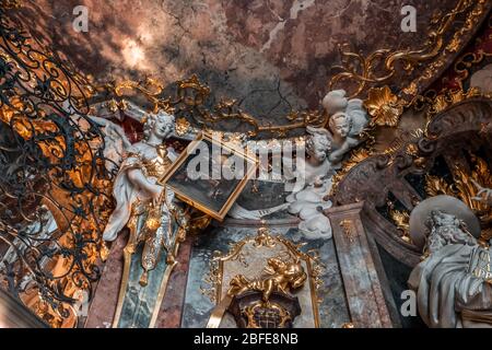 2. Feb 2020 - München, Deutschland: Engel mit Gemälde an der Decke der Eingangshalle der Asamkirche Stockfoto