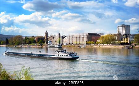 Promenade in Koblenz am Rhein mit dem ehemaligen preußischen Regierungsgebäude und Schiffsverkehr am Rhein. Stockfoto