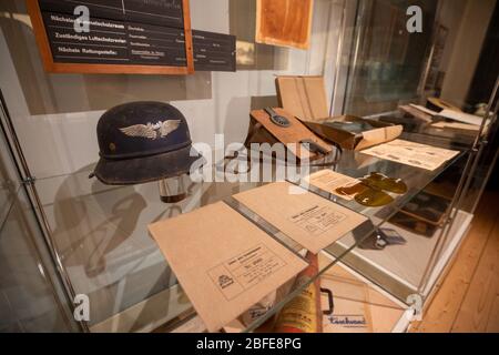 16. April 2020, Sachsen, Pirna: Unter anderem ist in einer Vitrine ein Stahlhelm mit der Aufschrift 'Luftschutz' zu sehen. In der kommenden Ausstellung 75 Jahre nach Ende des Zweiten Weltkriegs werden die Arbeiten zum Thema. Das Pirna Stadtmuseum ist den Erfahrungsberichten von Menschen gewidmet, die in der Stadt lebten, als sie 1945 bombardiert wurde und den alliierten Angriff überlebte. Foto: Daniel Schäfer/dpa-Zentralbild/dpa Stockfoto