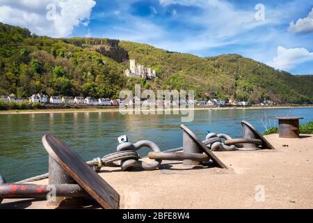 Schloss Stolzenfels ist eine ehemalige mittelalterliche Burg, die in ein Schloss umgewandelt wurde, nahe Koblenz am linken Rheinufer im Rheinland Stockfoto