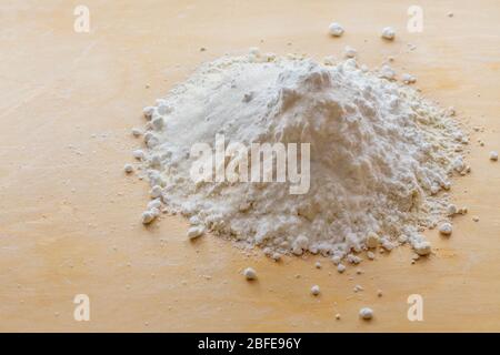 Produkte für Teig, Mehl, Zucker auf dem Brett. Hausgemachtes Gebäck. Shortbread. Stockfoto