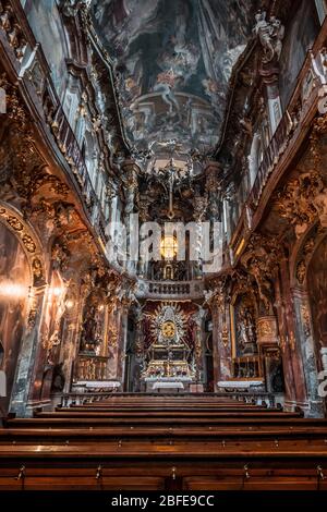 Feb 2, 2020 - München, Deutschland: Innenraum der spätbarocken Asamkirche mit Licht an vor Abend Stockfoto