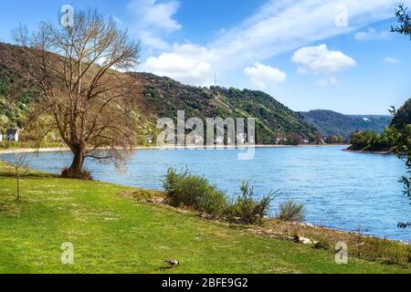 Schöne Aussicht auf das Rheinufer bei Sankt Goarshausen, Deutschland Stockfoto