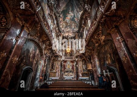 Feb 2, 2020 - München, Deutschland: Touristen bewundern das Innere der Asamkirche Barockkirche mit Altar und Decke Stockfoto