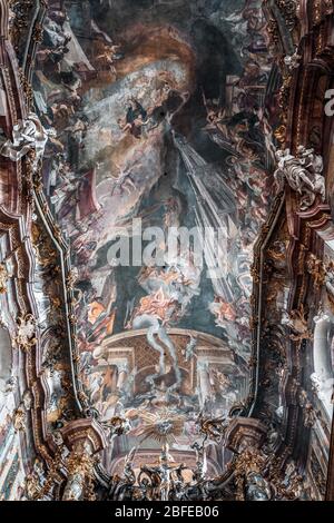 2. Feb 2020 - München, Deutschland: Deckenfresko des Lebens des Heiligen Nepomuk in der Barockkirche Asamkirche Stockfoto