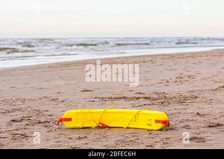 Kijkduin, Den Haag, Niederlande - 1. August 2016: niederländische strandlebenssparende Schwimmhilfe am Strand während der Trainingseinheit vor dem Strandmeer Stockfoto