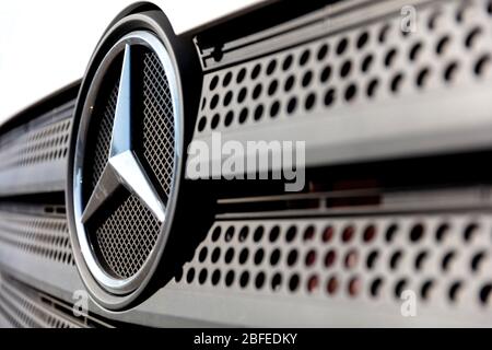 Mercedes-Benz Logo am Grill eines Atego-Lkw. Mercedes-Benz ist eine deutsche globale Automobilmarke und ein Geschäftsbereich der Daimler AG. Stockfoto