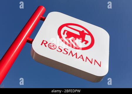 Rossmann Zeichen gegen blauen Himmel. Rossmann ist Deutschlands zweitgrößte Drogeriekette mit über 3,800 Filialen in Europa. Stockfoto