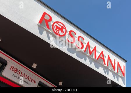 Rossmann-Niederlassung. Rossmann ist Deutschlands zweitgrößte Drogeriekette mit über 3,800 Filialen in Europa. Stockfoto