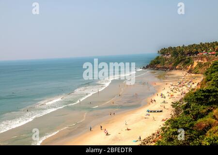 Inländische und forign Touristen an den Stränden von papanasam, varkala, Thiruvananthapuram, Kerala, Indien, pradeep Subramanian, Strand, Tourismus, papanasam Stockfoto