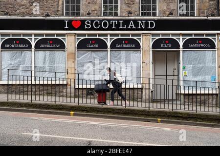 Edinburgh, Schottland, Großbritannien. 18. April 2020. Blick auf leere Straßen und die Öffentlichkeit an einem weiteren Samstag während der Sperrung des Coronavirus in Edinburgh. Geschlossener und verbarrikadierbuden Touristenladen. Iain Masterton/Alamy Live News Stockfoto