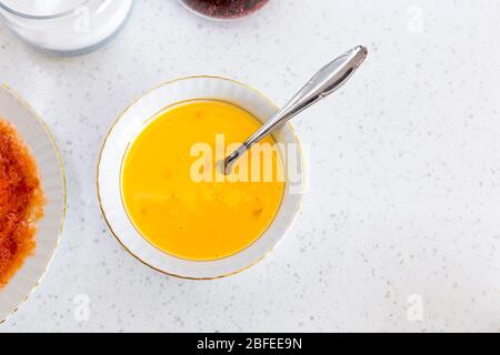 Rührei und Gabel in einer weißen Schüssel Stockfoto