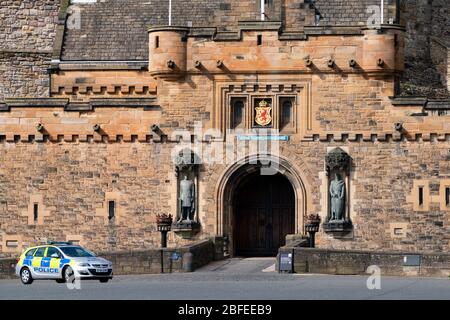 Edinburgh, Schottland, Großbritannien. 18. April 2020. Blick auf leere Straßen und die Öffentlichkeit an einem weiteren Samstag während der Sperrung des Coronavirus in Edinburgh. Polizeiwache vor Edinburgh Castle, das geschlossen ist. Iain Masterton/Alamy Live News Stockfoto