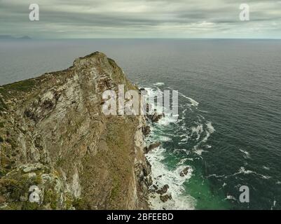 Blick vom Cape Point zum Leuchtturm an bewölktem Tag nahe Kap der Guten Hoffnung Stockfoto