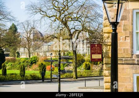 Das Old Hall Hotel und die Pavilion Gardens, Buxton, Derbyshire Stockfoto