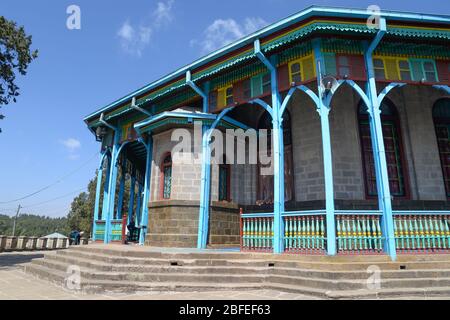 Entoto Maryam Kirche in der Nähe des Entoto Hill in Addis Abeba, Äthiopien. Hier wurde Kaiser Menelik gekrönt. Bunte Holzverzierungen. Stockfoto