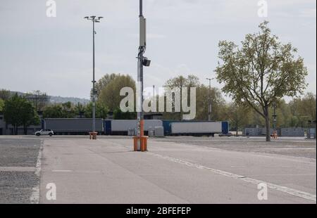 Stuttgart, Deutschland. April 2020. Die Wasengelände in Stuttgart. Das Stuttgarter Frühlingsfest, das aufgrund der Corona-Pandemie abgesagt wurde, hätte am 18. April auf dem Festivalgelände beginnen sollen. Quelle: Marijan Murat/dpa/Alamy Live News Stockfoto