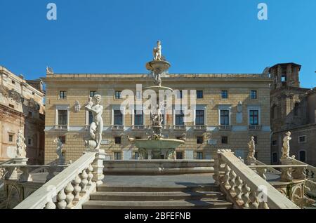 Prätorianischer Brunnen mit mythologischen Bachstatuen auf dem Hauptplatz Pretoria in Palermo mit dem Rathaus von Palermo im Hintergrund, Sizilien Stockfoto