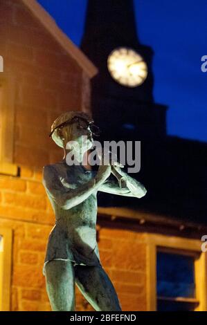 Peter Pan Statue in der Dämmerung, Kirriemuir Stockfoto