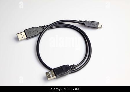 usb-Netzkabel auf weißem Hintergrund, häufig verwendete elektronische Geräte, zwischen dem Computer und mobilen Festplatten verwendet, sehr klein und praktisch Stockfoto