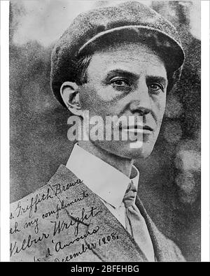 Wilbur Wright im Dezember 1908Am 17. Dezember 1903 machten die Gebrüder Wright mit ihrem geschichtsträchtigen Flyer den allerersten Flug eines Flugzeugs in Kitty Hawk, North Carolina. Stockfoto