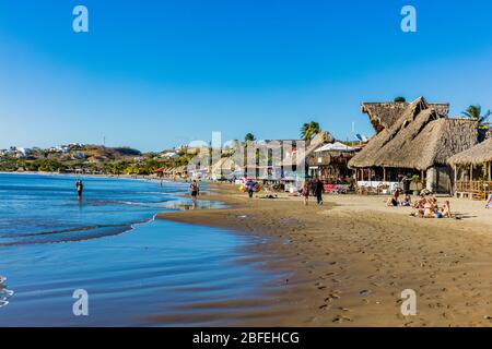 San Juan del Sur , Nicaragua - 04. März 2018 :Touristen und Restaurants am Strand in Rivas Stockfoto