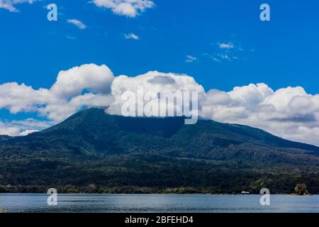 Vulkan Mombacho vom See Las isletas de Granada Nicaragua Stockfoto