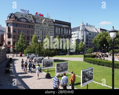 OSLO, NORWEGEN am 2019. JULI: Hotels und Park in der europäischen Hauptstadt im Stadtteil Ostlandet mit klarem blauen Himmel an warmen sonnigen Sommertagen. Stockfoto