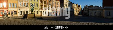 Posen, Wielkopolska, Polen. April 2020. Am Samstag in Poznan. In Polen gibt es Einschränkungen im täglichen Betrieb aufgrund der Pandemie des Coronavirus und obwohl das Wetter ziemlich gut ist und der Frühling verlockend ist, sind die Menschen vernünftig und bleiben zu Hause. Im April 20 wird die erste Lockerung der Beschränkungen im Zusammenhang mit der Epidemie in Polen stattfinden - "neue Normalität" heißt die neue Aktion der polnischen Regierung. Auf dem Bild: Der Alte Marktplatz und Mietshäuser. Quelle: Dawid Tatarkiewicz/ZUMA Wire/Alamy Live News Stockfoto