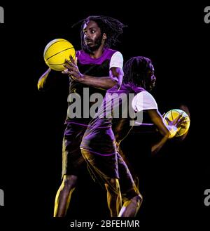 Ein reifer afrikanischer Basketballspieler Mann im Studio Mehrfachbelichtung im Studio isoliert auf schwarzem Hintergrund Stockfoto