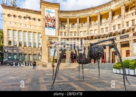 Jerewan , Armenien - 16. August 2019 : Spinnenstatue Skulptur von Ara Alekyan auf dem Charles Aznavour Platz Wahrzeichen der Jerewan Hauptstadt von Armenien Stockfoto