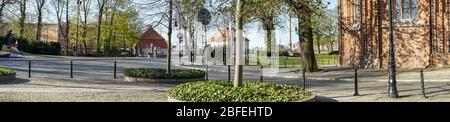 18. April 2020, Poznan, Wielkopolska, Polen: Am Samstag Vormittag in Poznan. In Polen gibt es Einschränkungen im täglichen Betrieb aufgrund der Pandemie des Coronavirus und obwohl das Wetter ziemlich gut ist und der Frühling verlockend ist, sind die Menschen vernünftig und bleiben zu Hause. Im April 20 wird die erste Lockerung der Beschränkungen im Zusammenhang mit der Epidemie in Polen stattfinden - "neue Normalität" heißt die neue Aktion der polnischen Regierung. Im Bild (L): Das Denkmal des heiligen Johannes Paul II. Die Veröffentlichung im negativen Kontext ist verboten. (Bild: © Dawid Tatarkiewicz/ZUMA Wire) Stockfoto
