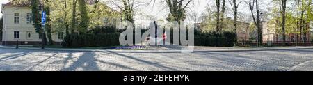 18. April 2020, Poznan, Wielkopolska, Polen: Am Samstag Vormittag in Poznan. In Polen gibt es Einschränkungen im täglichen Betrieb aufgrund der Pandemie des Coronavirus und obwohl das Wetter ziemlich gut ist und der Frühling verlockend ist, sind die Menschen vernünftig und bleiben zu Hause. Im April 20 wird die erste Lockerung der Beschränkungen im Zusammenhang mit der Epidemie in Polen stattfinden - "neue Normalität" heißt die neue Aktion der polnischen Regierung. Auf dem Bild: Das Denkmal des heiligen Johannes Paul II. Die Veröffentlichung im negativen Kontext ist verboten. (Bild: © Dawid Tatarkiewicz/ZUMA Wire) Stockfoto