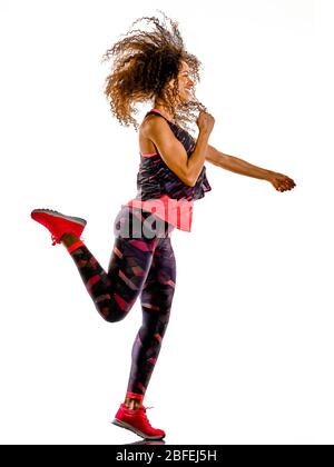Eine afrikanische gemischte Rasse reife Frau Cardio-Tänzerin tanzen Fitness-Übungen im Studio auf weißem Hintergrund isoliert Stockfoto