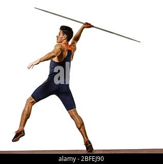 Ein junger kaukasischer Athlet, der in der Leichtathletik Javelins im Studio praktiziert, isoliert auf weißem Hintergrund Stockfoto