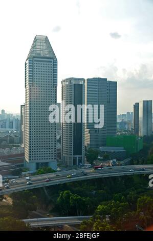 Rund um Singapur - Tower Blocks vom Singapore Flyer aus gesehen im frühen Abendlicht. Stockfoto