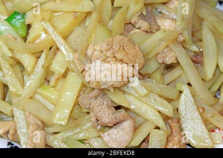 Warme Speisen Snacks lokale Besonderheiten auf weißem Hintergrund, Hochzeitsszene in der chinesischen Landschaft. Stockfoto