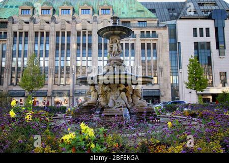 Der im Neobarock errichtete Schalenbrunnen am Corneliusplatz, 1882 errichtet. Im Hintergrund ist das traditionelle Kaufhof zu sehen. Stockfoto