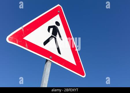 Deutsche Verkehrszeichen: Fußgängerüberweg Stockfoto