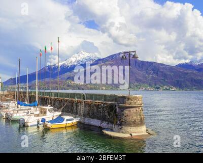 Boote in einem Yachthafen am Comer See, wo die wunderbare Aussicht Stockfoto