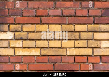 Textur von roten und beigen alten Klinker Fassade Nahaufnahme Stockfoto