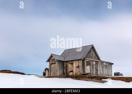 Verlassene Bergarbeiterhütte in Camp Mansfield, New London, Svalbard. Stockfoto