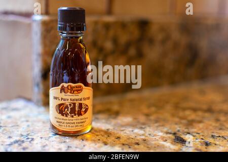 Kleine Glasflasche mit Ahornsirup aus Cracker Barrel Stockfoto
