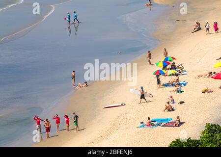 Inländische und forign Touristen an den Stränden von papanasam, varkala, Thiruvananthapuram, Kerala, Indien, pradeep Subramanian, Strand, Tourismus, papanasam Stockfoto