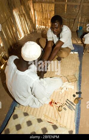 Während die traditionelle Medizin ‘sSudan noch immer im Land herrscht, sind ein bekannter Teil der Kultur „spirituelle Heiler“, die einst als ‘„Hexenärzte“ bekannt waren. Stockfoto