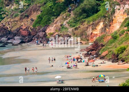 Inländische und forign Touristen an den Stränden von papanasam, varkala, Thiruvananthapuram, Kerala, Indien, pradeep Subramanian, Strand, Tourismus, papanasam Stockfoto