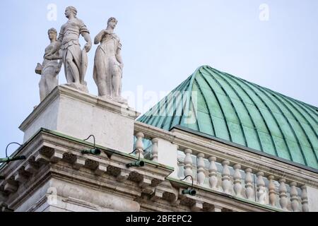 Vicenza Italien. Ein Detail des Daches des großen Monuments 'Basilica Palladiana' auf dem 'Signori Platz', entworfen von Andrea Palladio Stockfoto