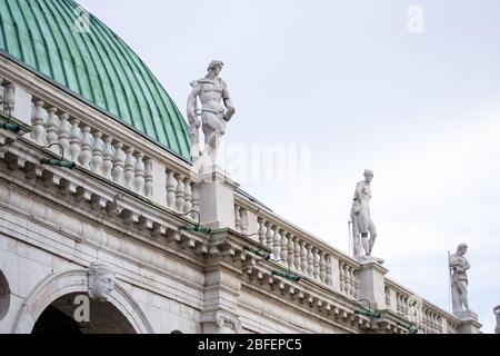 Vicenza Italien. Ein Detail des Daches des großen Monuments 'Basilica Palladiana' auf dem 'Signori Platz', entworfen von Andrea Palladio Stockfoto