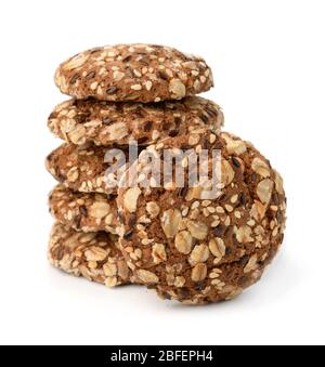 Stapel von Mehrkorn-Cookies mit Sesam und Leinsamen auf weiß isoliert Stockfoto