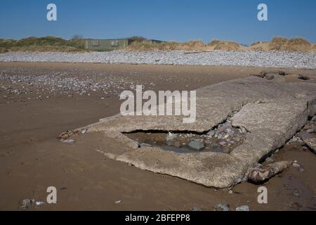 Newton Beach mit alter Betonrutschbahn in der Nähe der Rettungsschwimmerstation Stockfoto